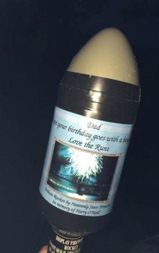 52岁女子将丈夫骨灰放入烟花 纪念结婚30周年