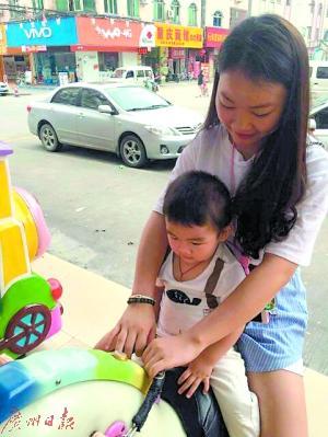 洋洋带着弟弟玩耍。