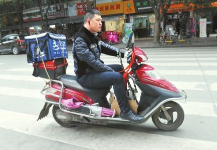 成都独臂快递哥双11改送外卖:来回50公里送碗米线