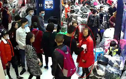 奇葩女偷 顺走衣服嫌颜色不好看回去换被抓