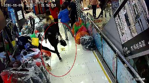 奇葩女偷 顺走衣服嫌颜色不好看回去换被抓