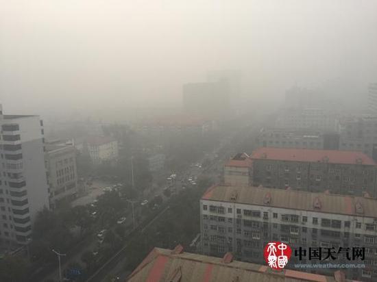 昨天上午9时，石家庄市区能见度仅100米，交通拥堵。（高贝贝 摄影）