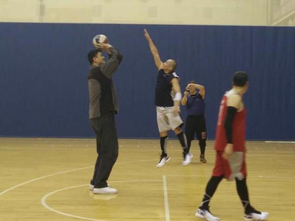 姚明与众名嘴打赌罚球 手感惊人干扰下连中30