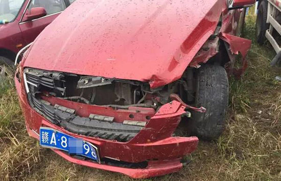 壕！女大学生借凯迪拉克在珠海连撞奔驰宝马