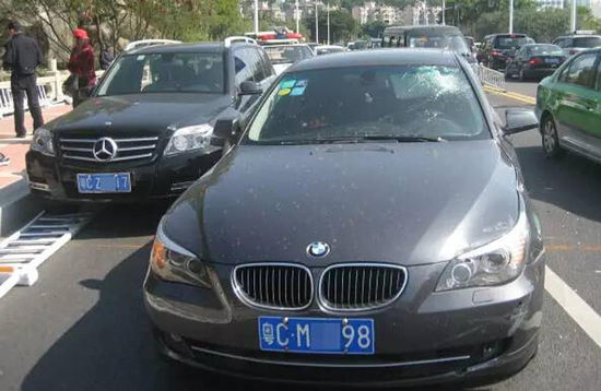 壕！女大学生借凯迪拉克在珠海连撞奔驰宝马