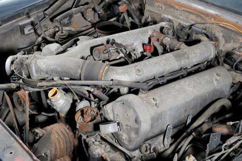 这辆车似乎饱受磨难，车身内部已经被严重的破坏，很多车身部件都被腐蚀。