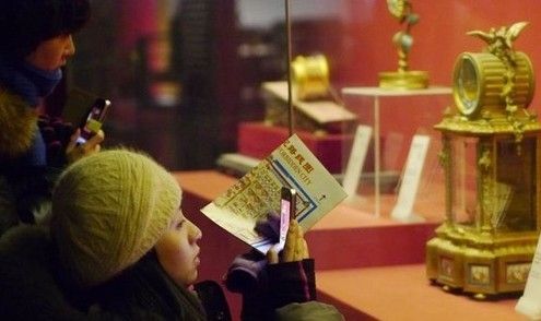 游客参观故宫钟表馆 游客参观故宫钟表馆