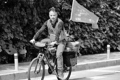 理发师千里骑行宣传无偿献血 已完成第64次献血 理发师千里骑行宣传无偿献血 已完成第64次献血