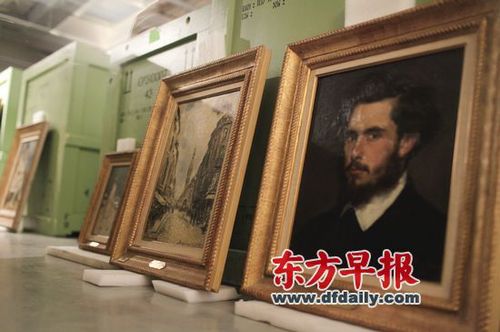 展览现场摆着刚被开箱取出的画作。右边这幅莫奈肖像是卡罗吕斯·迪朗所画，左边是戎金的作品《亚维农》，它们都是莫奈收藏的朋友作品。早报记着 高剑平 图