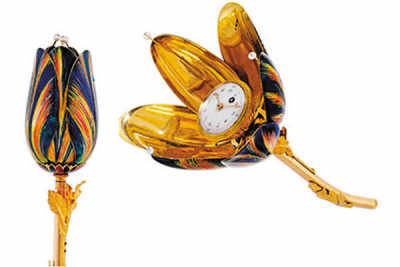 郁金香形，金及珐琅镶珍珠郁金香形时针，配隐藏表盘，约1810年制，在香港佳士得2013年春拍中以43.75万港元（约合人民币35万元）成交。