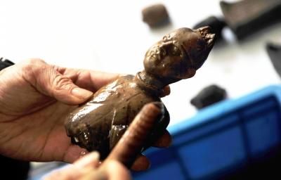 ▲用清水清洗陶俑上面的灰尘和杂物。