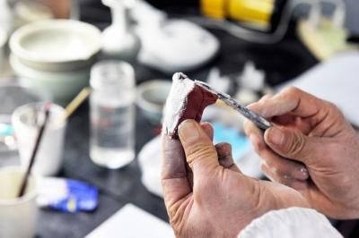 ▲用石膏做模补缺。