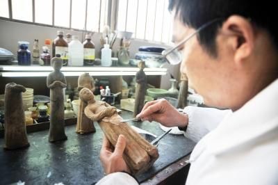 ▲对粘接好的部分补缺。