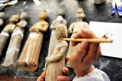 ▲对打磨好的陶俑进行打底上色。