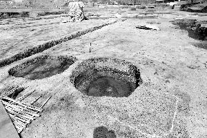 考古人员用粉笔勾勒出古建筑的位置