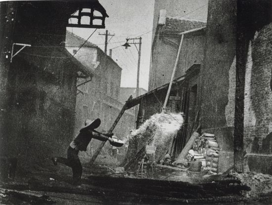 1938年7-9月间，汉口，一次日军的空袭之后。