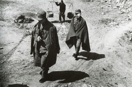 台儿庄战役之后，一些受伤的士兵必须步行几英里才能到达火车路过之地。