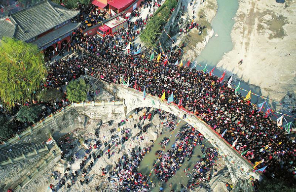 鸟瞰安县踩桥日-20万人“踏破”太平桥-2