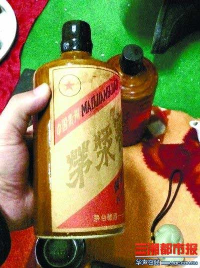 在长沙天心阁收藏市场上销售的老酒。 记者 梁兴 摄
