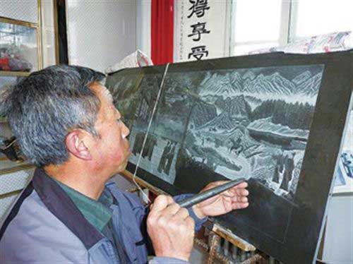 农民陶世清在创作中