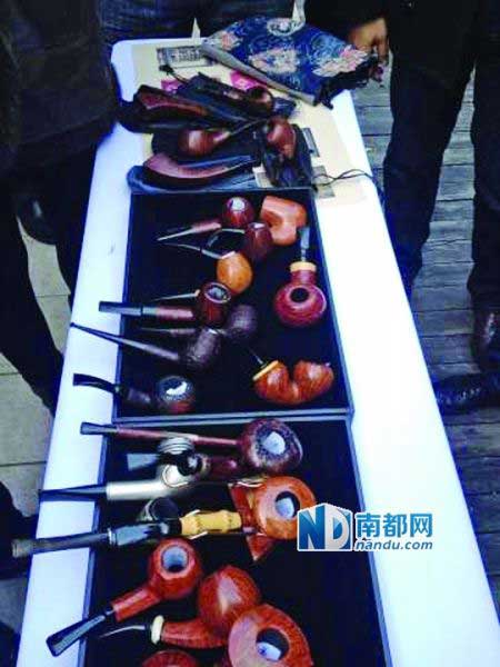 “名流烟斗话春秋”时尚派对上，斗友们在晒自己的烟斗。