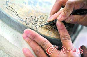 雕刻是个精细活，一丝一毫都马虎不得。经过长时间的雕刻，不少人手上早已长满老茧。