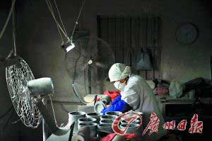 初步雕琢石材粉尘大，工人包得严严实实的。