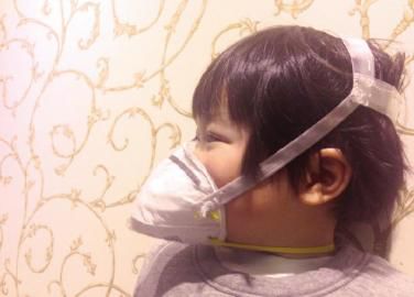 成人口罩即使经过改造，还是不合身。