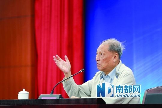 昨日广东职工大讲堂上，成思危主讲经济发展如何惠及民生。 南都记者 林宏贤 摄