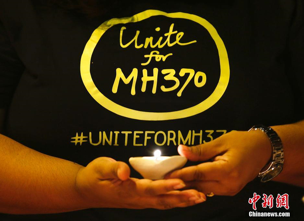 民众为MH370守夜3