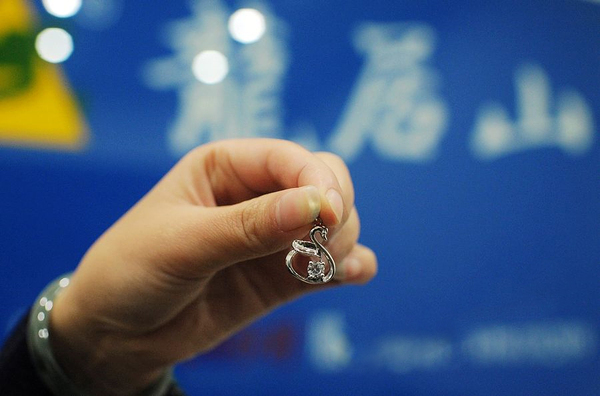 女子花1.5万-用母亲骨灰做“钻石”2 女子花1.5万-用母亲骨灰做“钻石”2