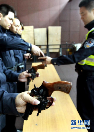 上海巡逻民警施行佩枪巡逻3 上海巡逻民警施行佩枪巡逻3