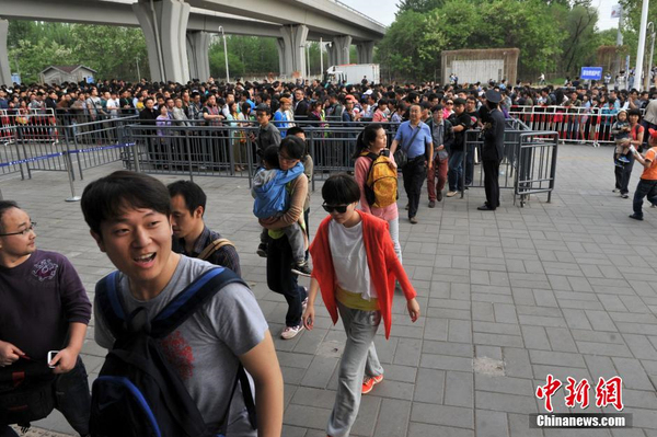 北京车展观众“挤爆”地铁国展站5