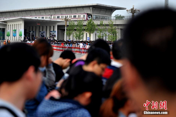 北京车展观众“挤爆”地铁国展站2