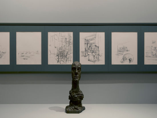 除了《无尽的巴黎》以外,“无尽的贾科梅蒂”展还包含贾科梅蒂的十多件雕塑和几幅油画作品 除了《无尽的巴黎》以外,“无尽的贾科梅蒂”展还包含贾科梅蒂的十多件雕塑和几幅油画作品