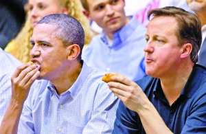 奥巴马和卡梅伦一起看球赛。