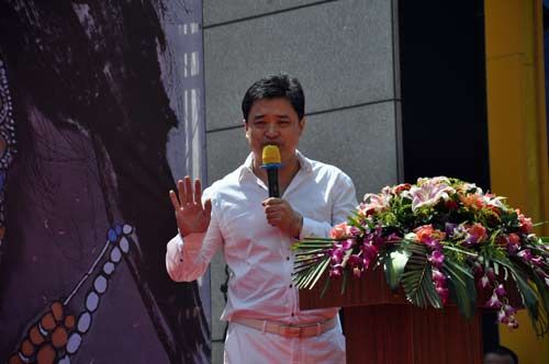 著名收藏家、松花江美术馆馆长康意江在开幕式上发言