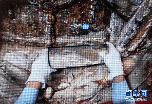 大足石刻千手观音造像腹部现暗格-内藏珍贵文物4 大足石刻千手观音造像腹部现暗格-内藏珍贵文物4