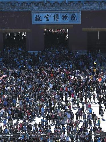 2013年10月2日，故宫迎来国庆假期游览高峰，截至中午11时30分，进院游客已超过8万人。新京报记者 侯少卿 摄