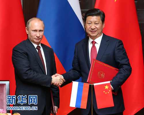 5月20日，国家主席习近平在上海同俄罗斯总统普京举行会谈。这是会谈后，两国元首共同签署《中华人民共和国与俄罗斯联邦关于全面战略协作伙伴关系新阶段的联合声明》?！　⌒禄缂钦?庞兴雷 摄