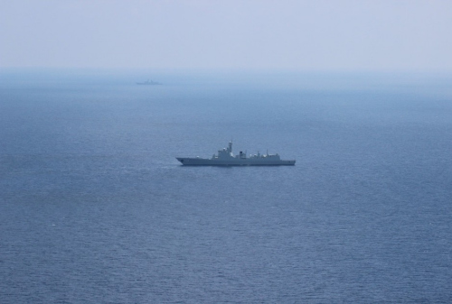 中美战舰在南海相遇 美机监视中国舰队 中美战舰在南海相遇 美机监视中国舰队