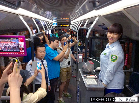 老乘客乘坐末班车挥别“京城最牛公交”728路-9 老乘客乘坐末班车挥别“京城最牛公交”728路-9