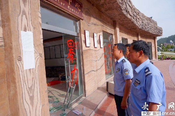 扎死蝴蝶装扮仙子事件再度发酵-广场被堆放蝴蝶墓7