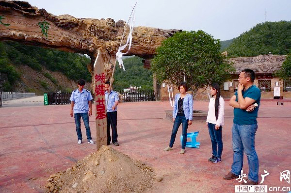 扎死蝴蝶装扮仙子事件再度发酵-广场被堆放蝴蝶墓2 扎死蝴蝶装扮仙子事件再度发酵-广场被堆放蝴蝶墓2