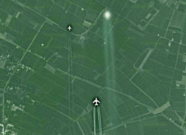 近日，来自GOOGLE地球的一张卫星图片在网络上引起不小关注。在这张“河南省驻马店市正阳县东金庄”地区的卫星地图上，出现了两架飞行中飞机，而飞机前方的是一个圆形不明飞行物，三者都拖着长长的尾迹，形成了一副追逐的画面，不少人都认为这是中国战机正在跟踪、追赶UFO的现场。