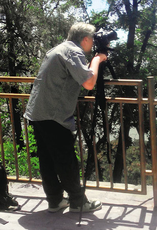 　专心拍摄的法国摄影师菲利普。本报记者　宦 佳摄