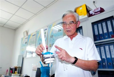 老人自制节水器帮街坊省水30万吨3 老人自制节水器帮街坊省水30万吨3