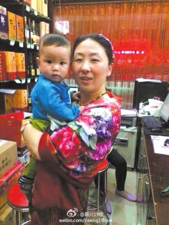 　孩子和家人的合影。微博截图