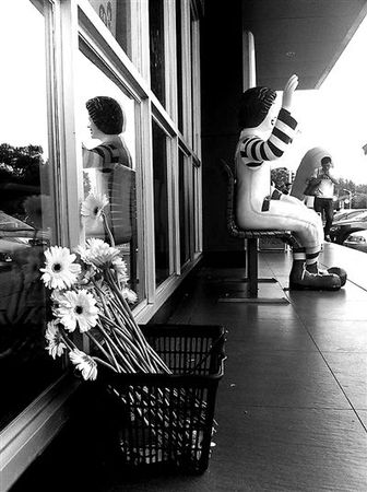 事发现场每天都会有市民送花悼念逝者  事发现场每天都会有市民送花悼念逝者