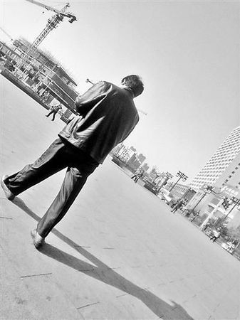 自称陈老师的男子迎接小林  自称陈老师的男子迎接小林